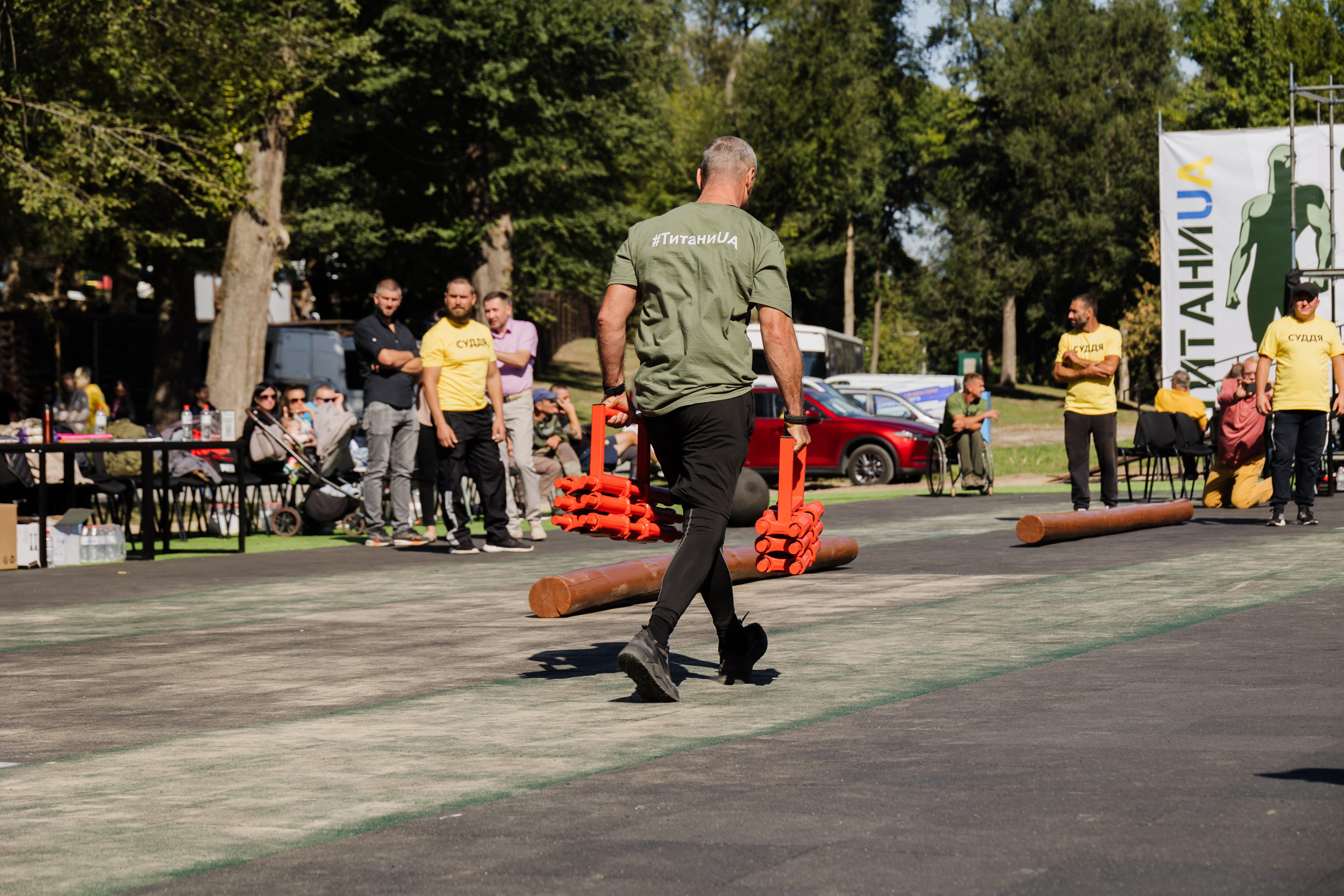 Подолання естафети з важкими предметами. 