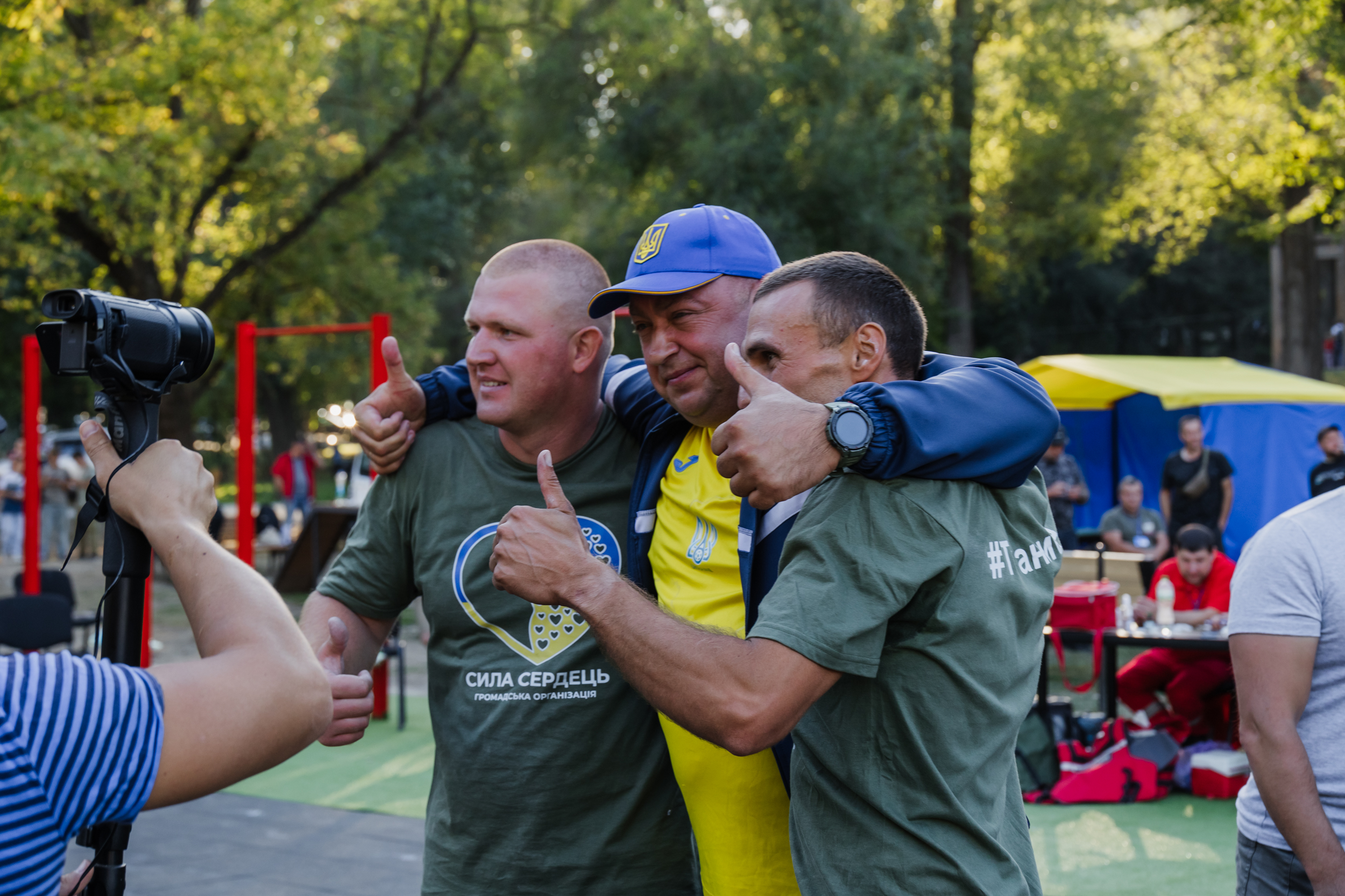 Оборонці радіють та роблять спільні знімки на пам'ять про круто проведений час.