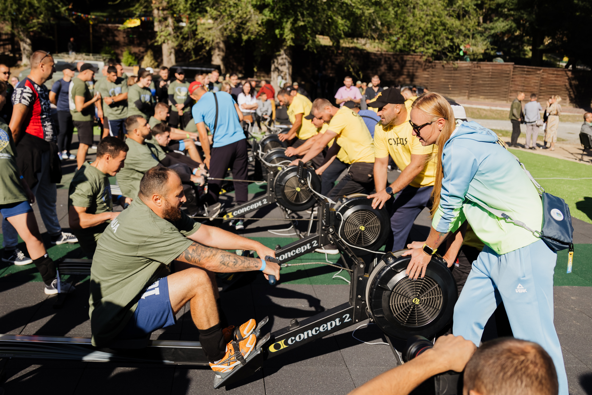 Оборонці змагаються у веслуванні на тренажерах. 