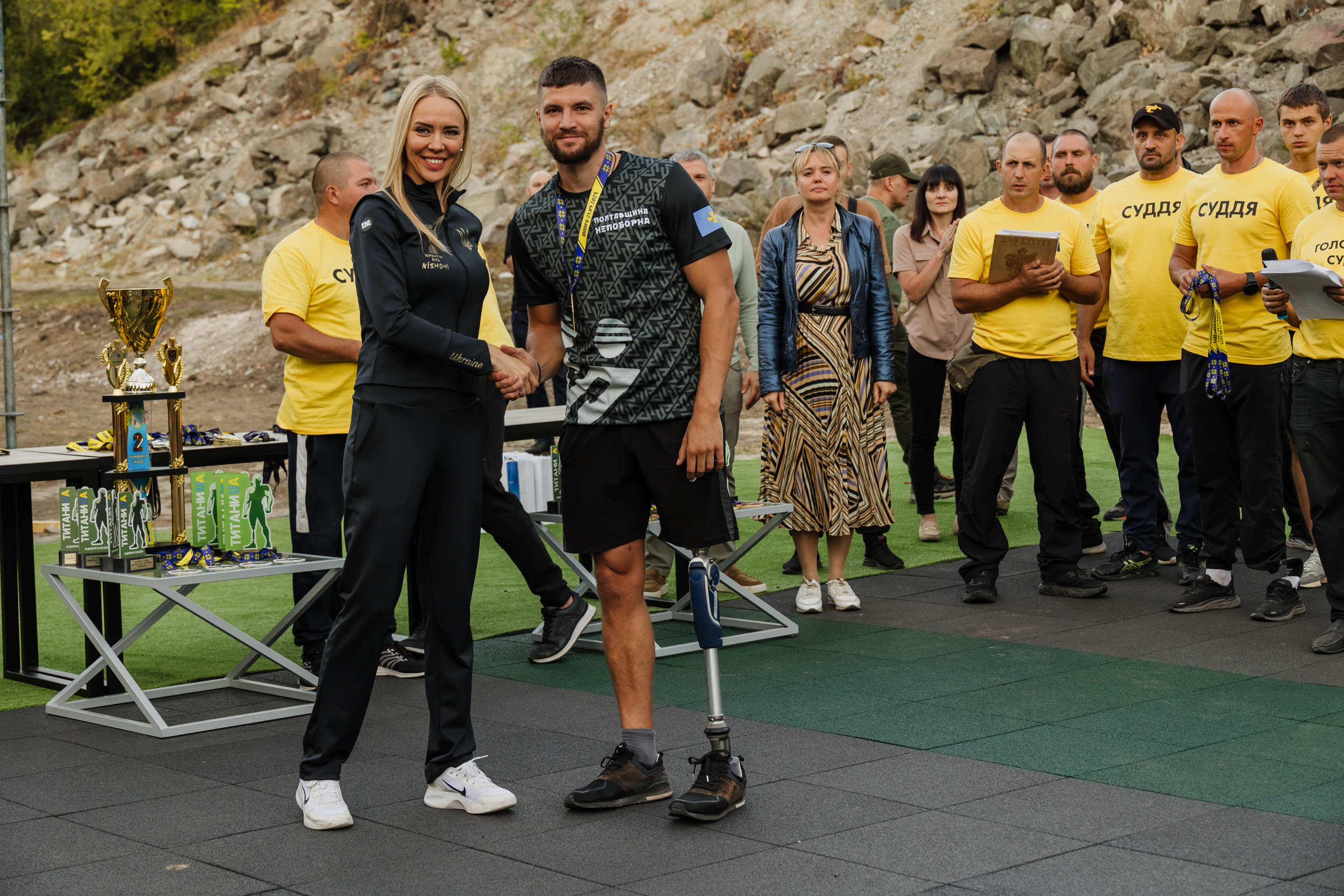 Заступник начальника ОВА Ірина Грицай з учасником спартакіади з Полтавщини Максимом. 