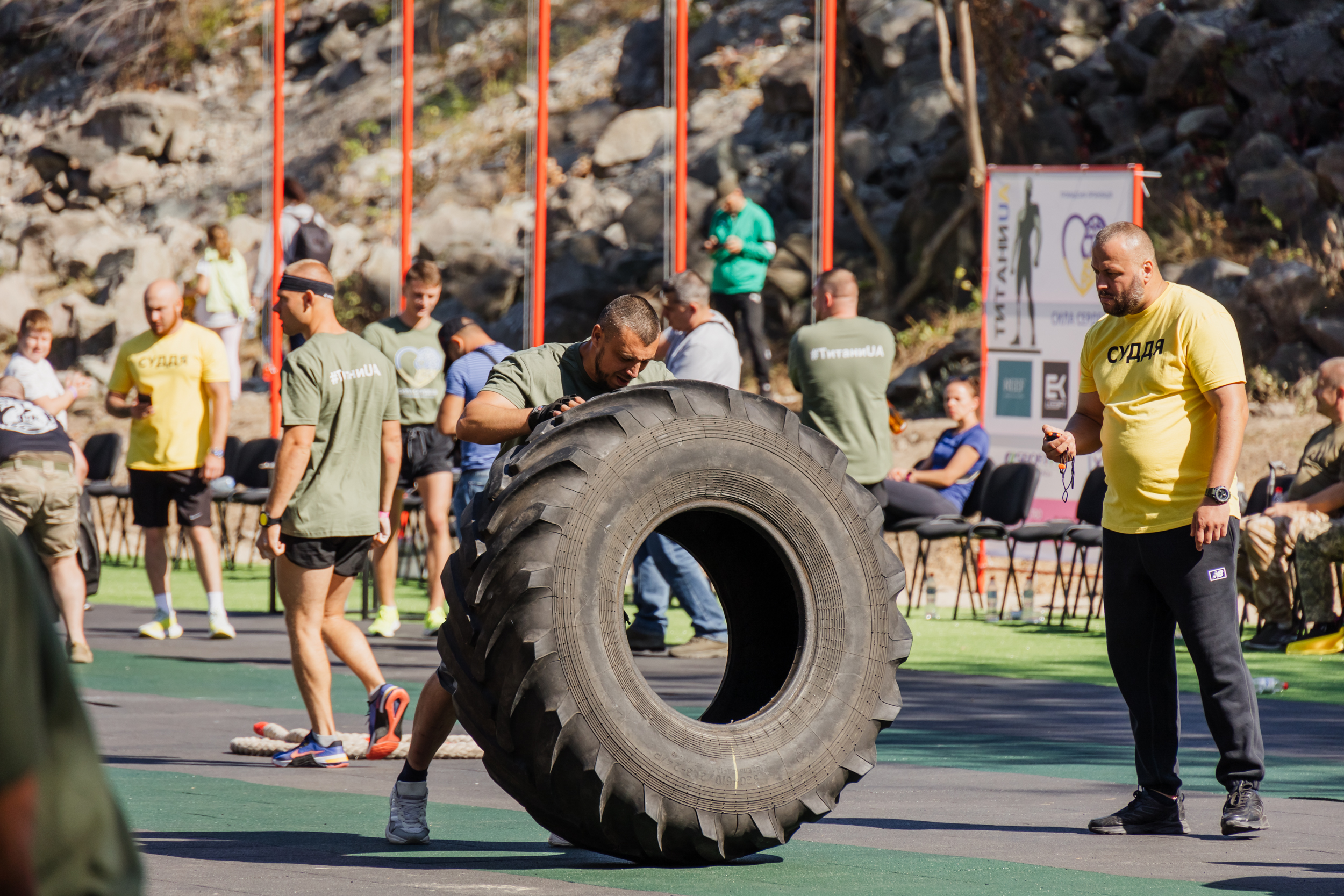 Подолання дистанції з перекидування величезних покришок. 