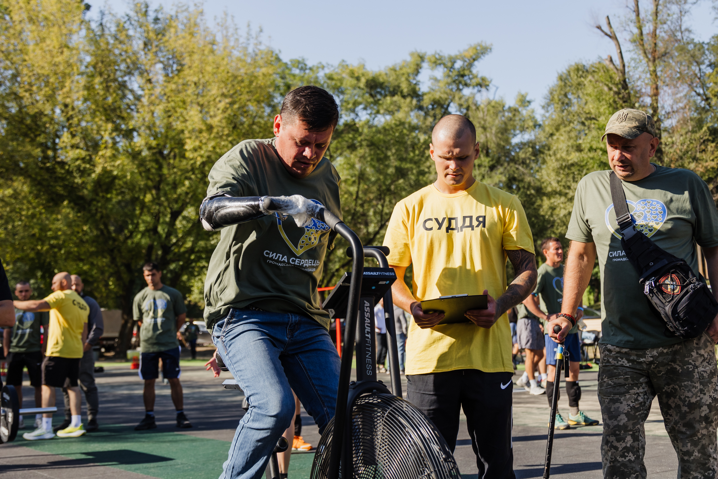 Ветеран з ампутацією змагається на аеробайку.