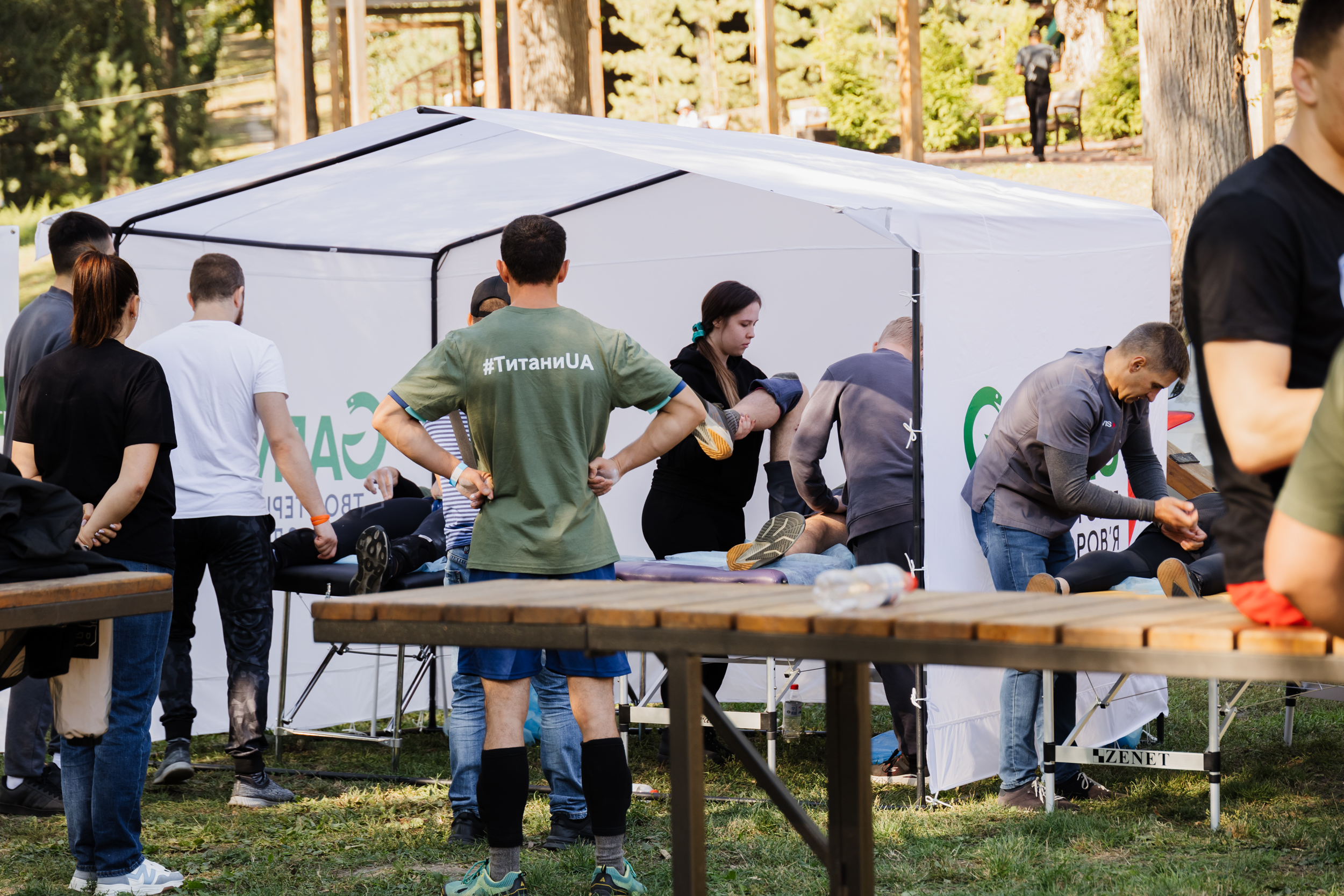 Фізичні реабілітологи допомагають учасникам змагань відновитися після навантажень.