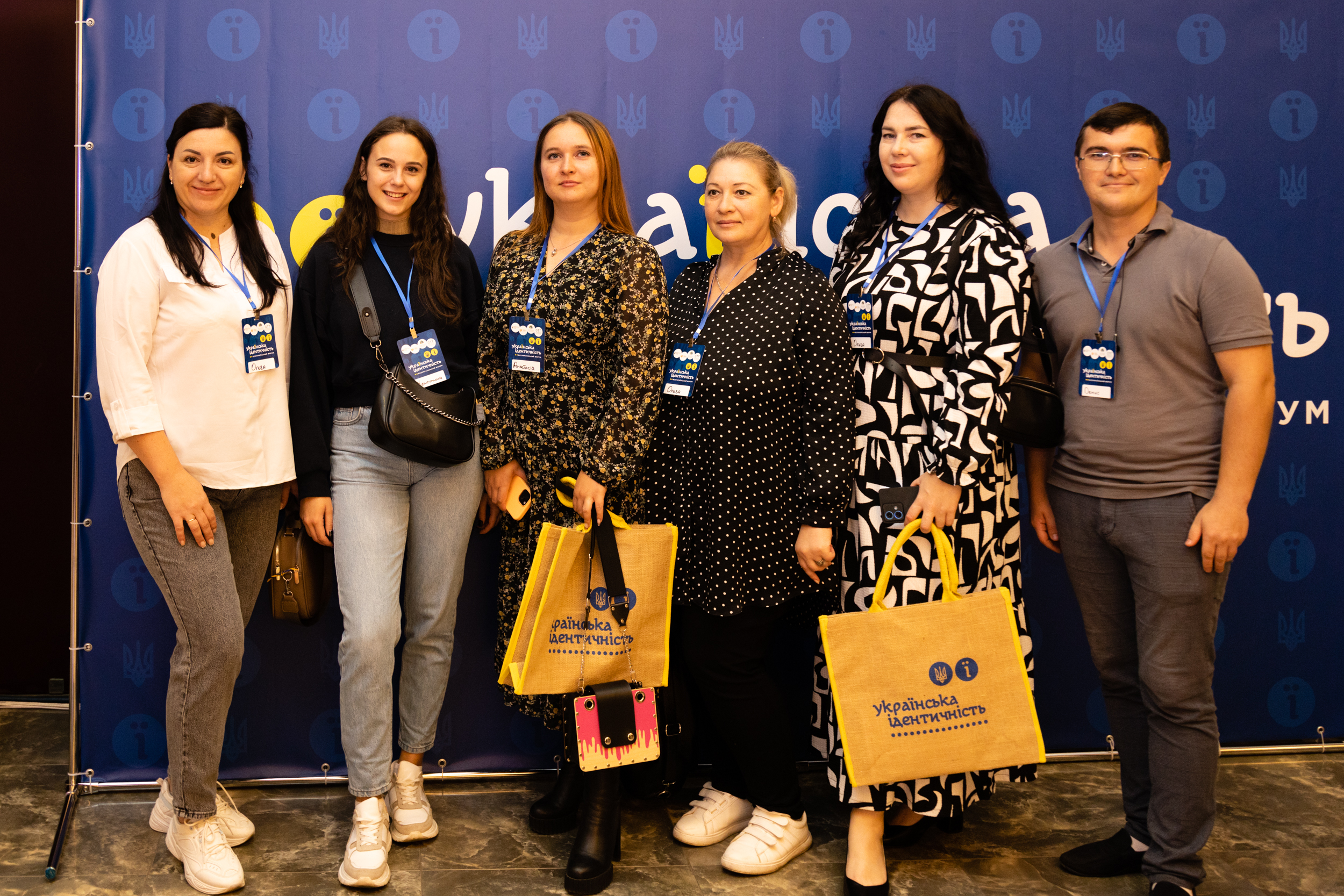 Гості форуму знайомилися та робили спільні кадри.