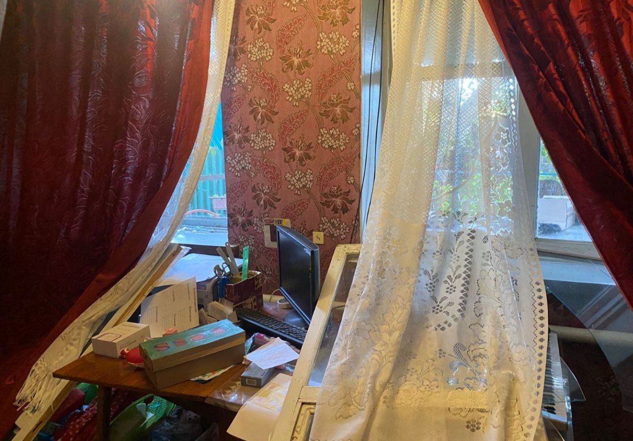 Віконна рама вибита вибуховою хвилею. Впала на стіл у кімнаті.