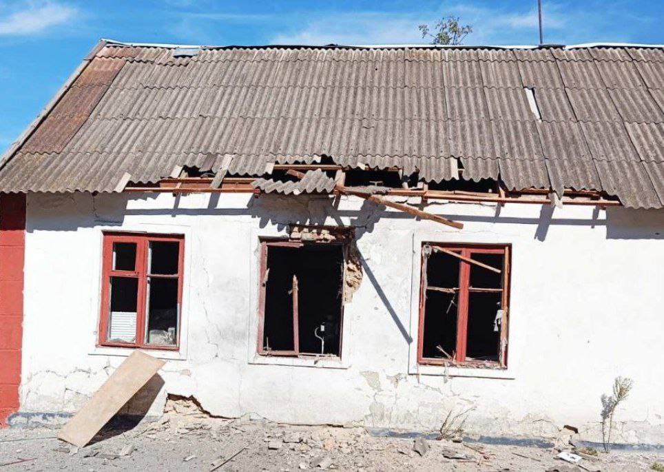 У майстерні однієї з гімназій Марганецької громади понівечені вікна та покрівля.