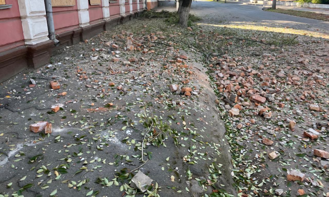 Дорога усіяна цеглою з потрощеної будівлі 