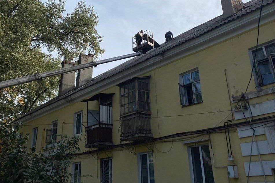 У дніпровському житловому будинку ліквідують наслідки нічної ворожої атаки 