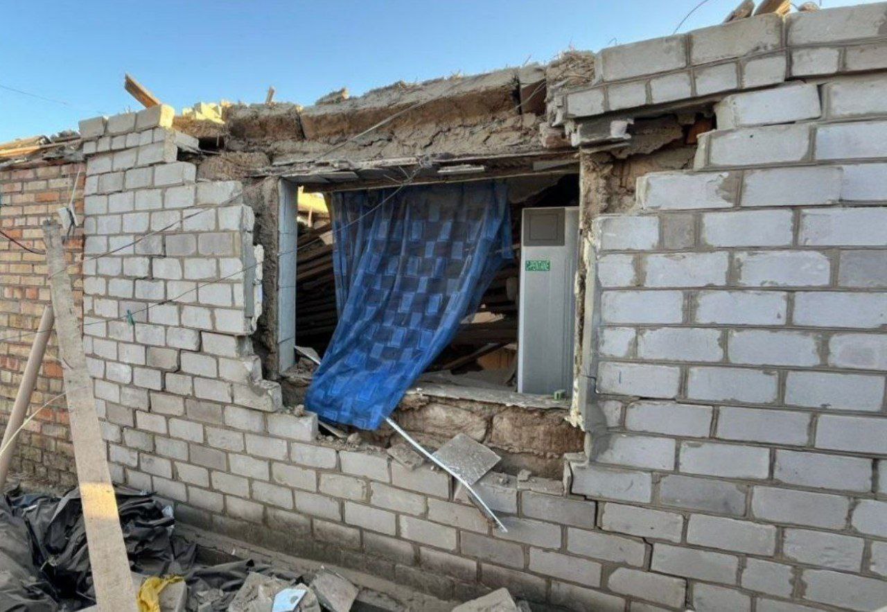 Від сили удару в одній з будівель винесло віконну раму. 