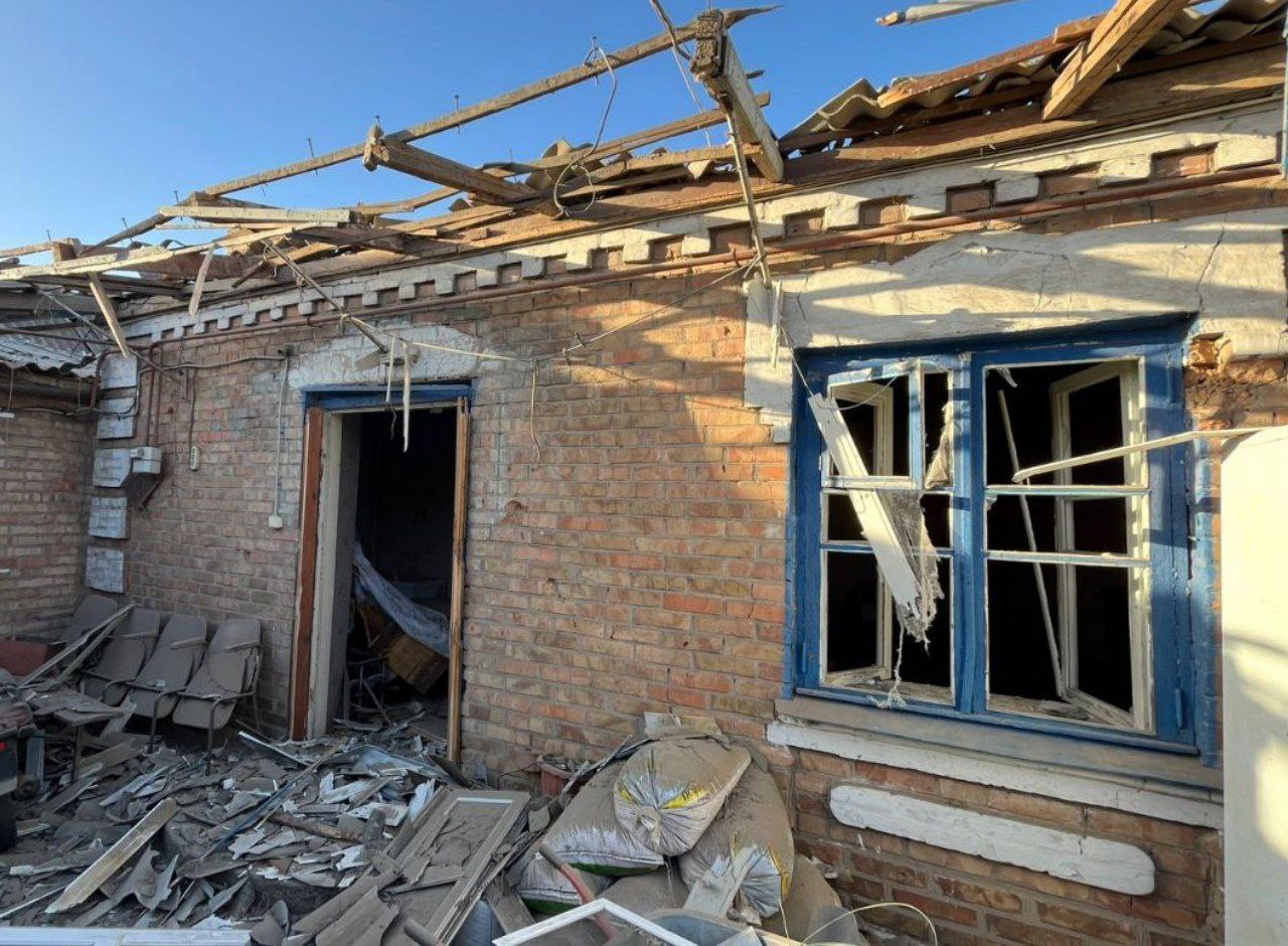 В оселі місцевих понівечені покрівля, двері та вікно.