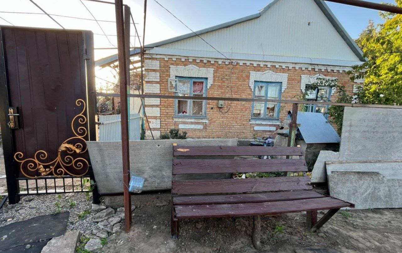 Зруйнований паркан. 