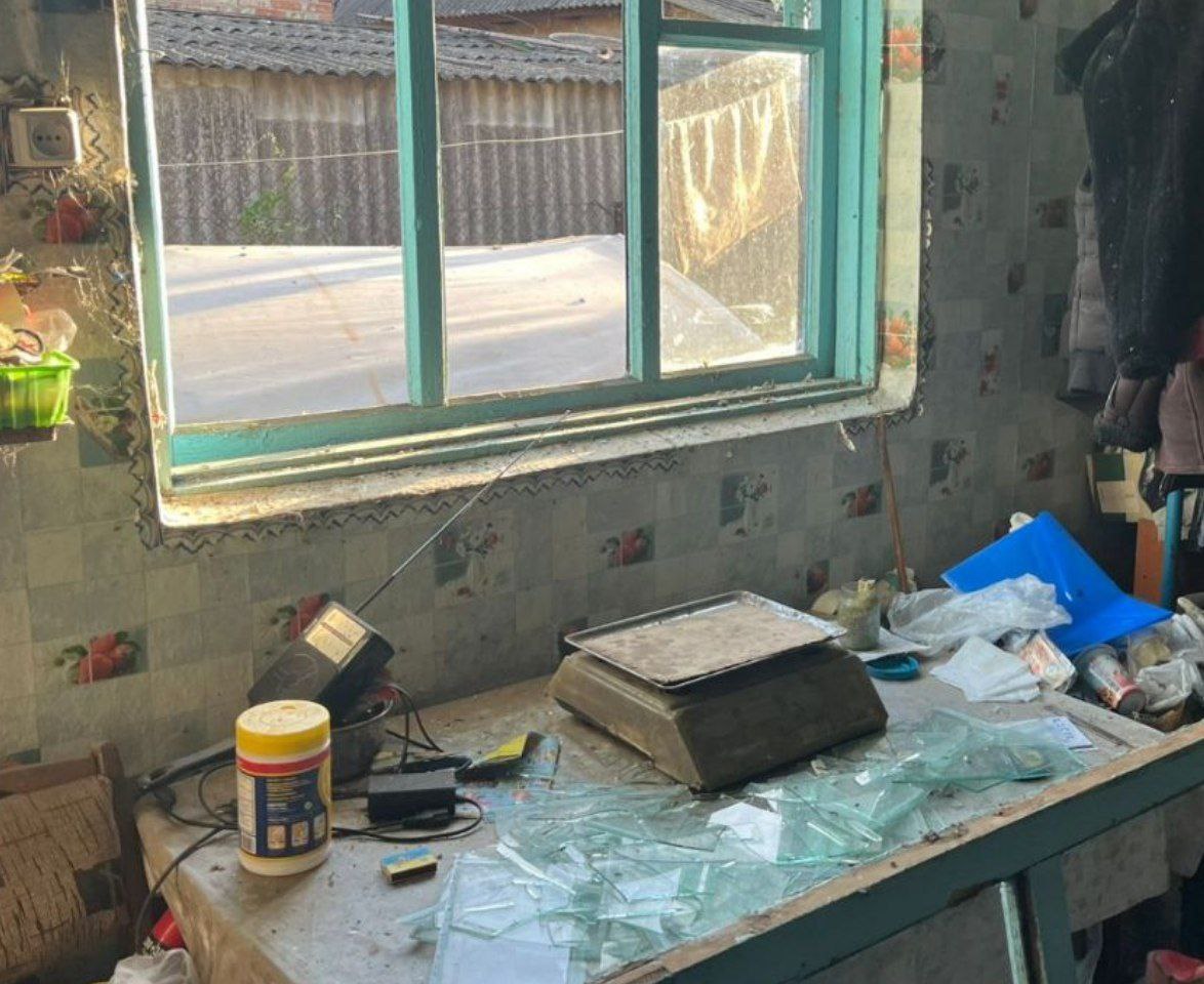 Склом, яке посипалося з вікна, усіяний стіл в домі. 