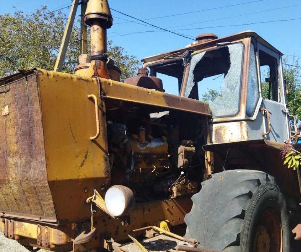 Побитий трактор у Марганецькій громаді.