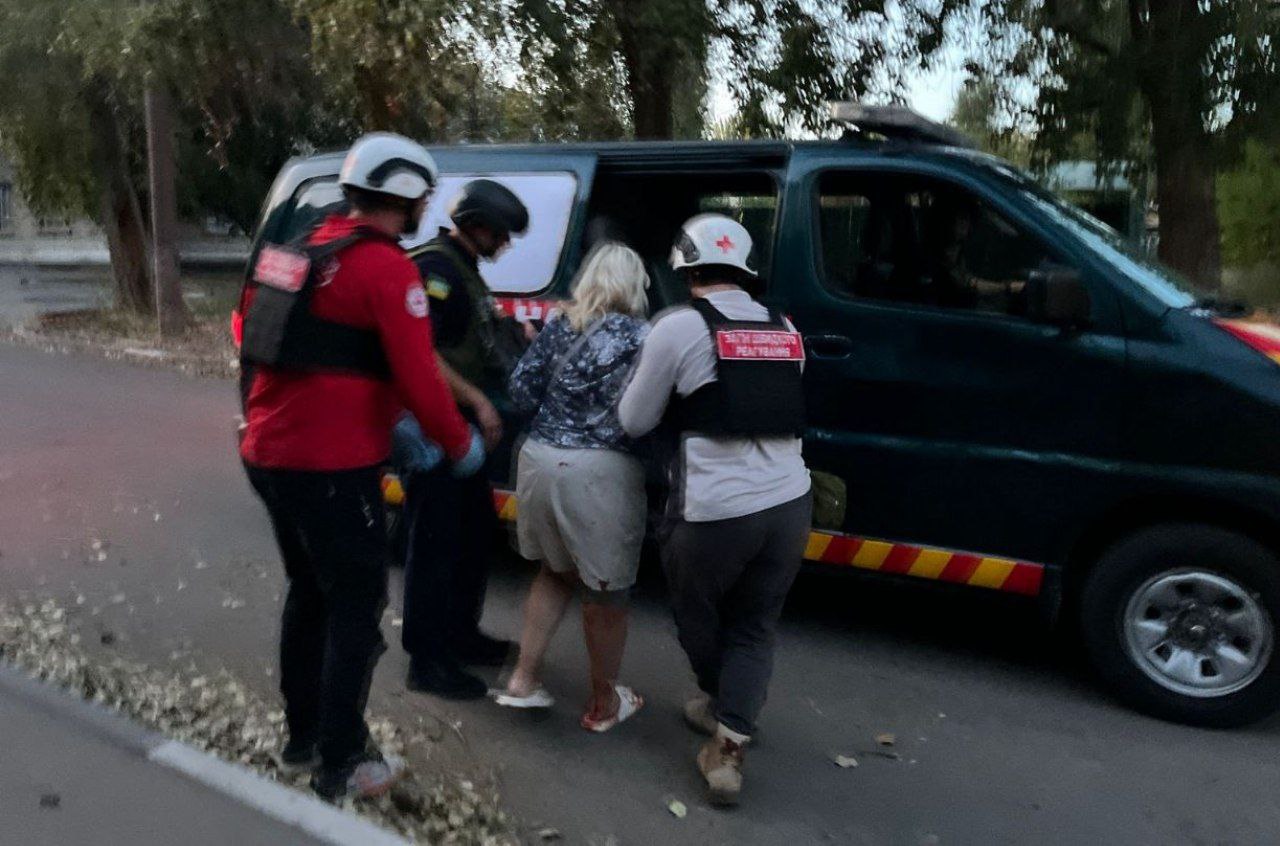 Рятувальники допомагають пораненій жінці