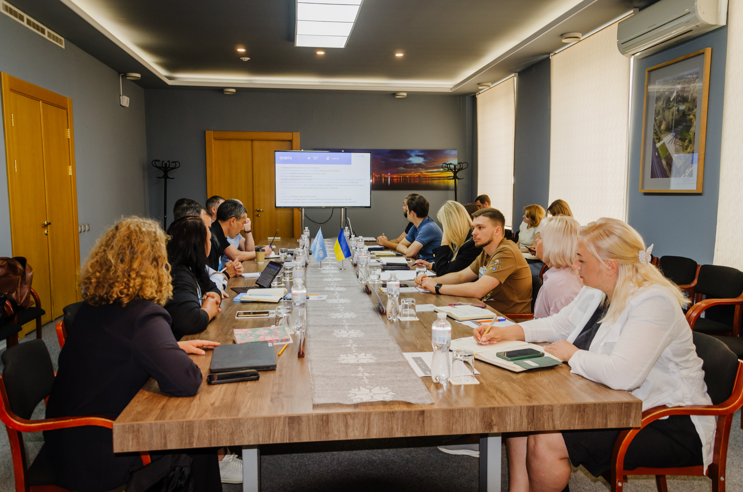 Загальне зображення зустрічі з міжнародними партнерами 