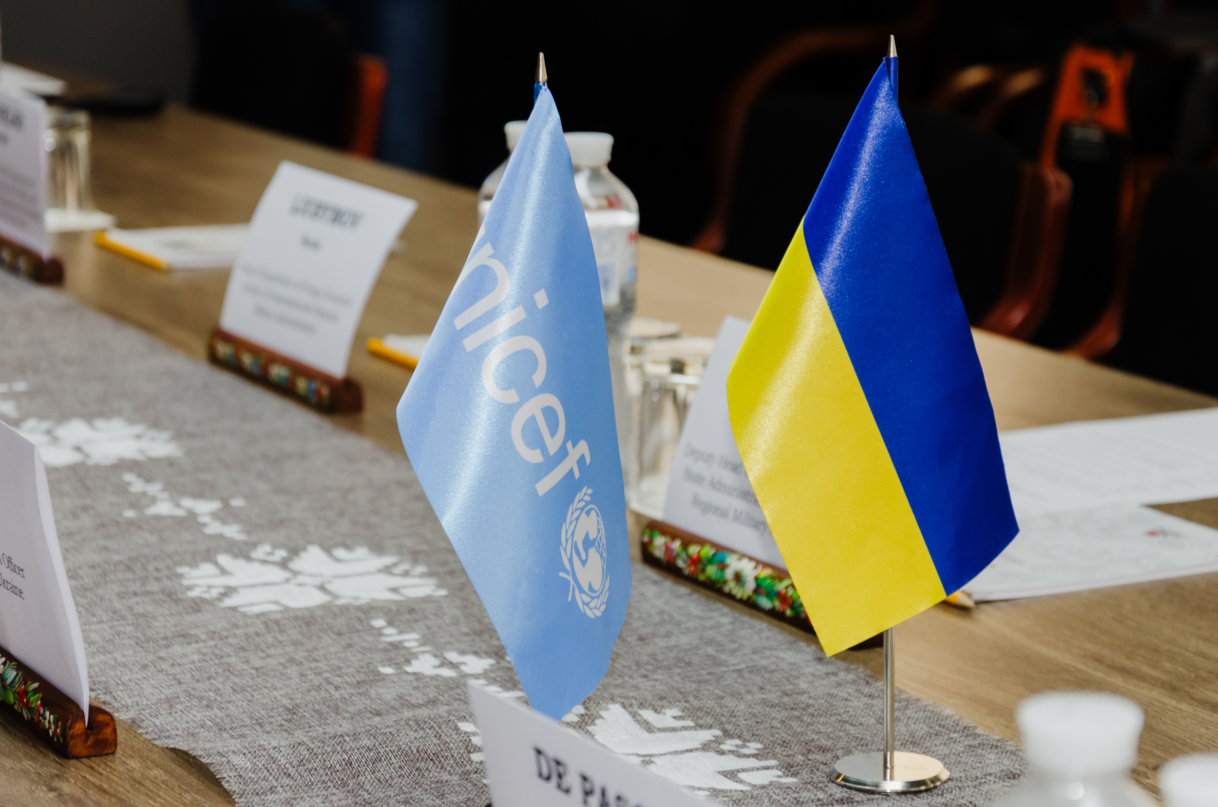 Прапори України та Фонду ЮНІСЕФ