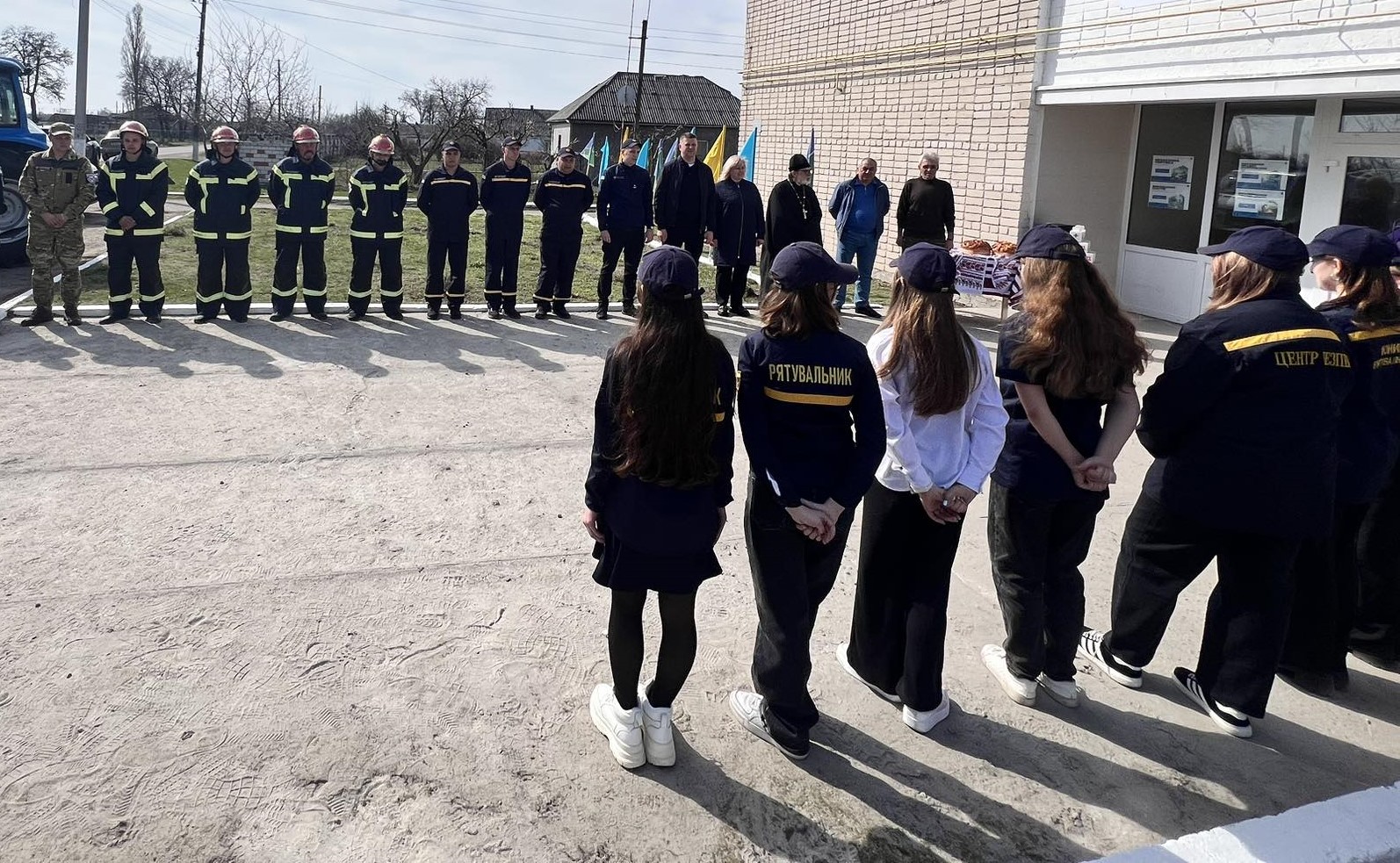 Урочисте шикування на честь відкриття нового осередку безпеки