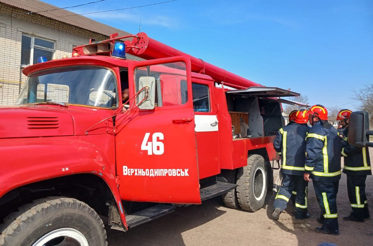 Пожежні біля службового автомобіля