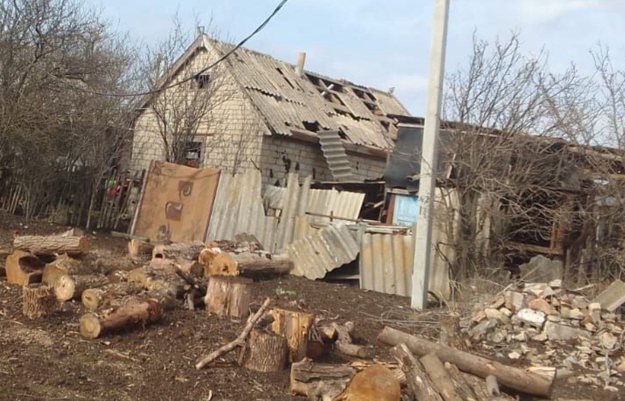 Пошкоджений дах та побите навколо будинку у Синельниківському районі