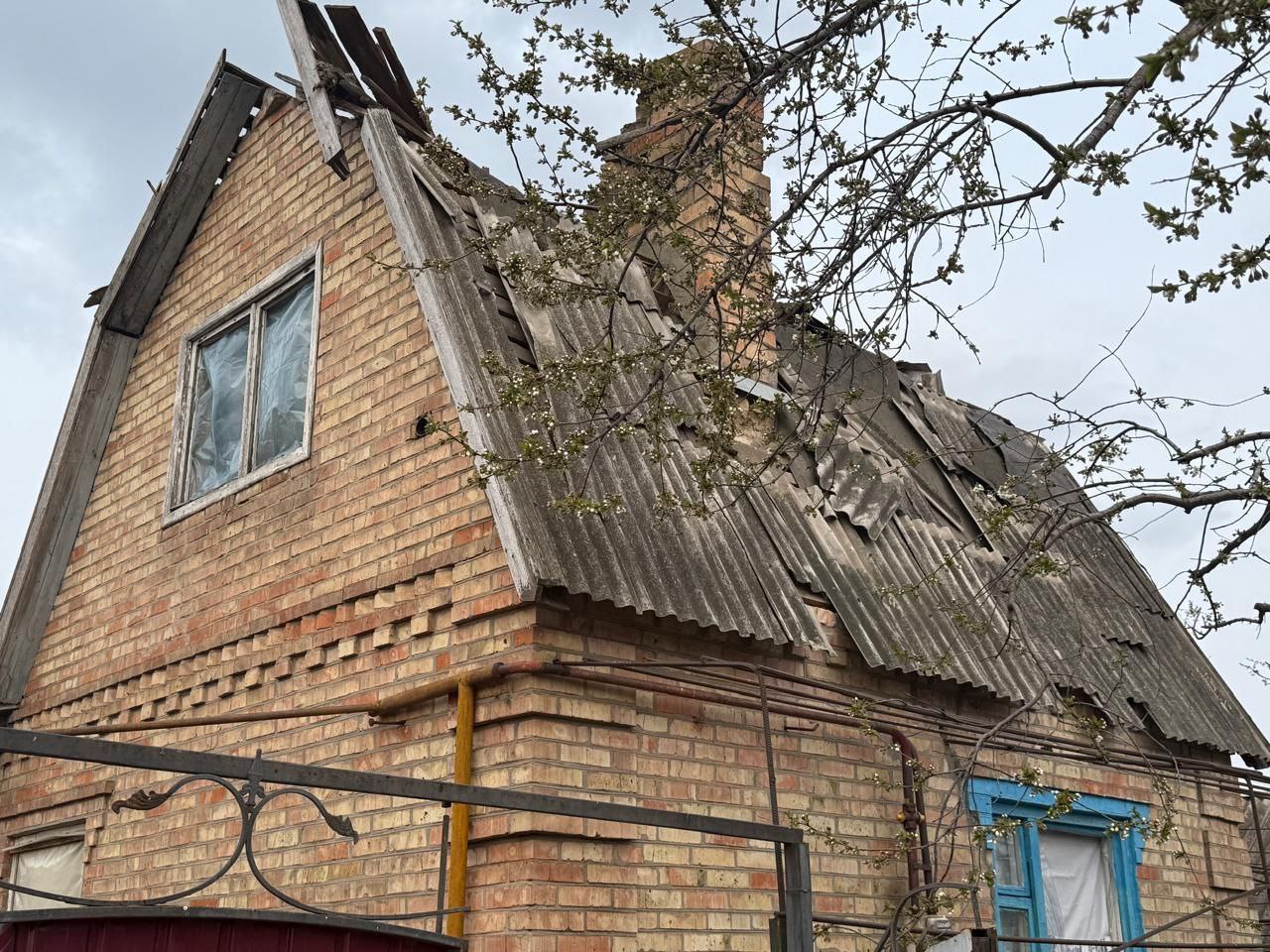 У приватному будинку потрощена покрівля