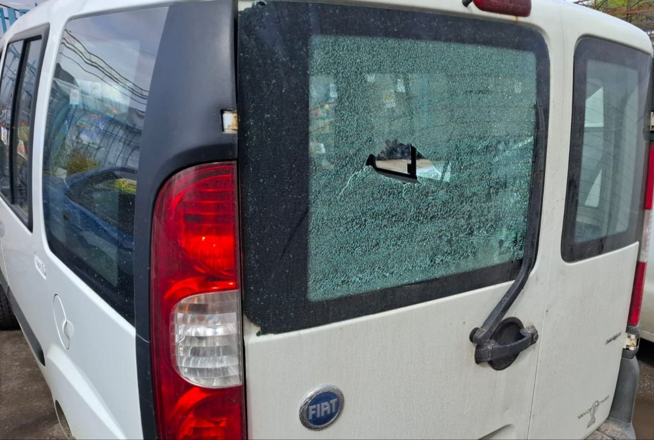 В автівці розбите скло