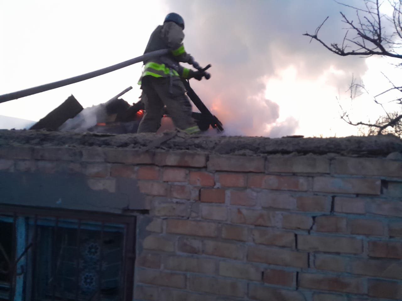 Рятувальник приборкує пожежу господарської споруди на Нікопольщині