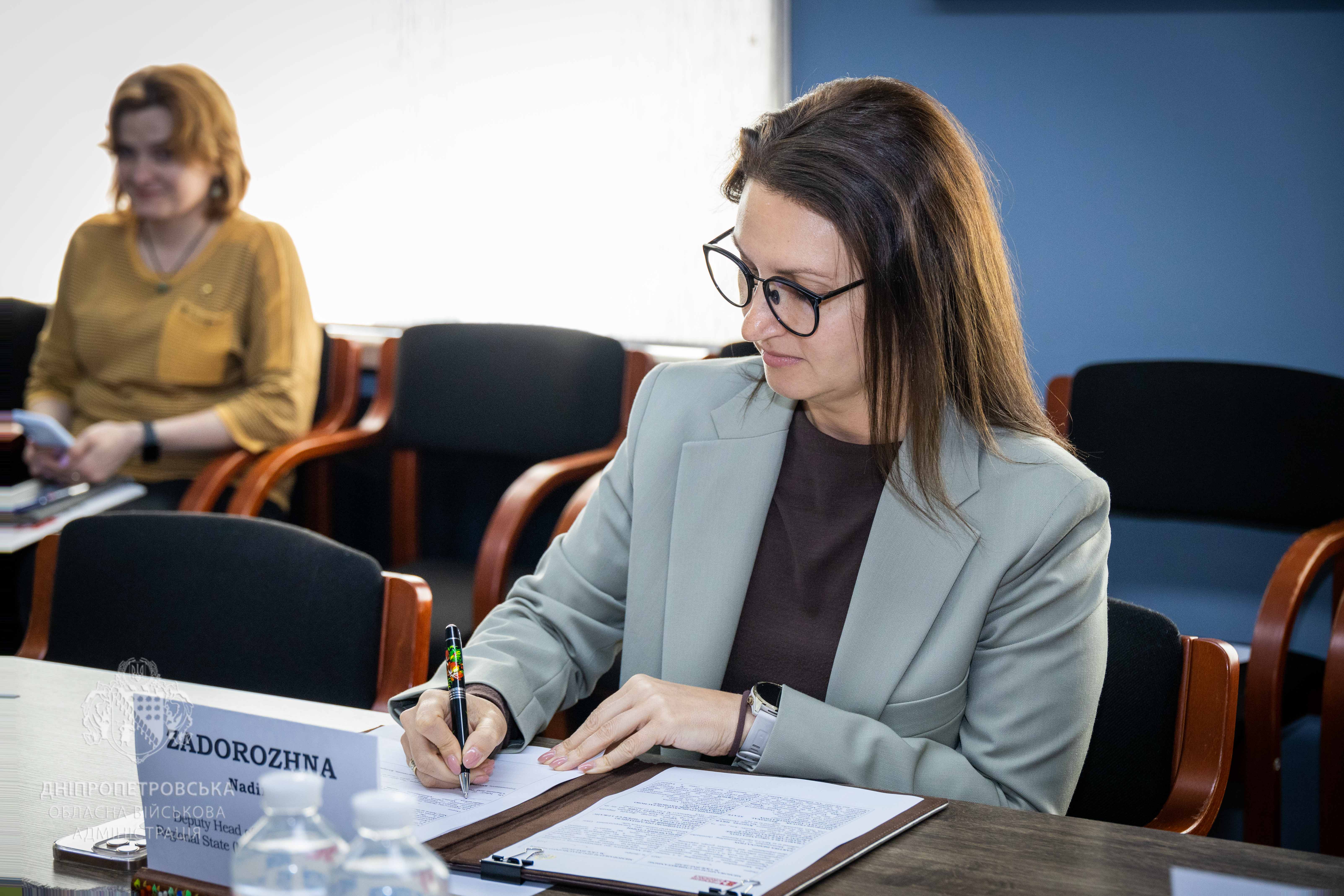 Надія Задорожна підписує меморандум про співпрацю з благодійниками