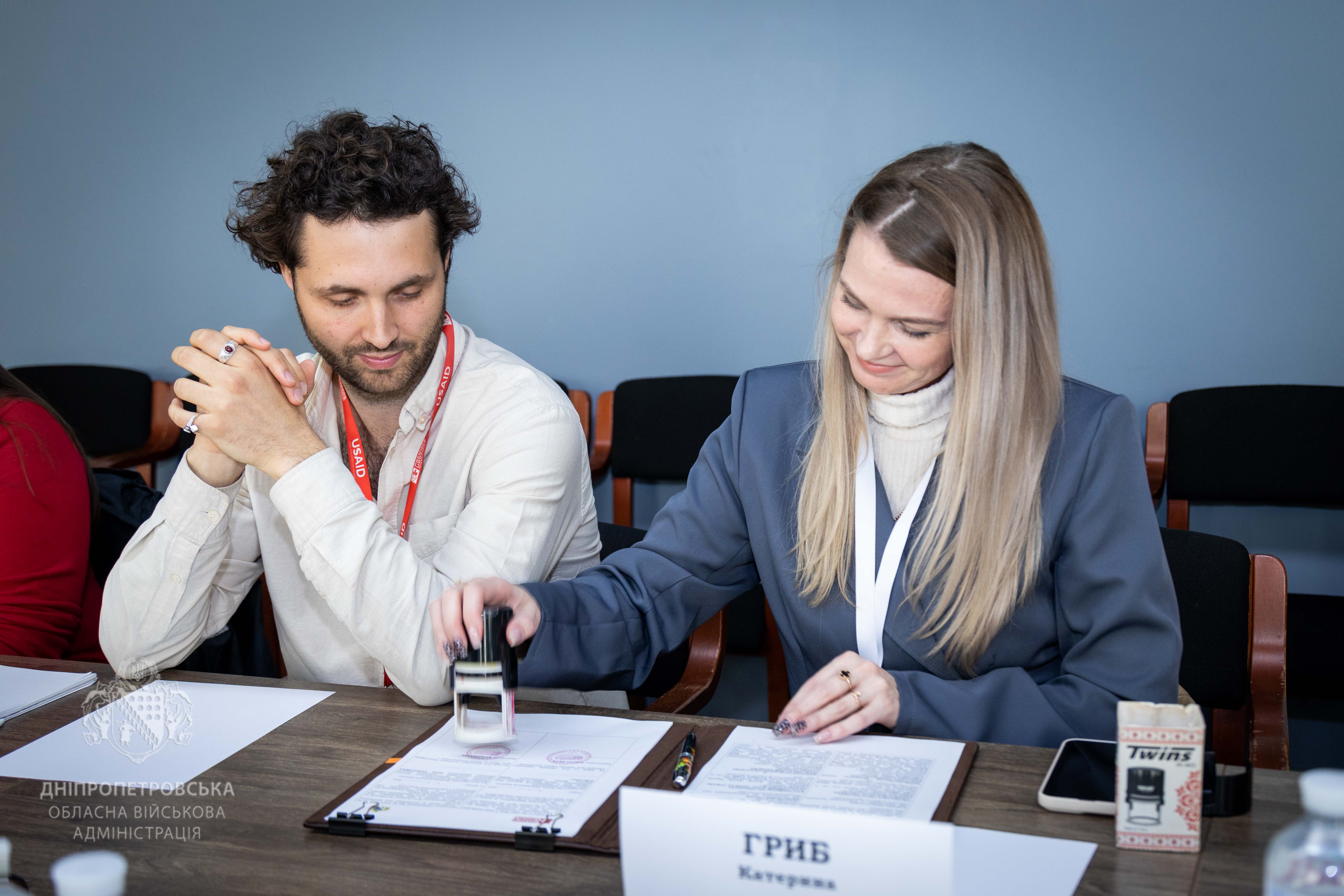 Свій підпис під меморандумом ставить представниця БФ «Прем’єр Уржанс Інтернасьональ»