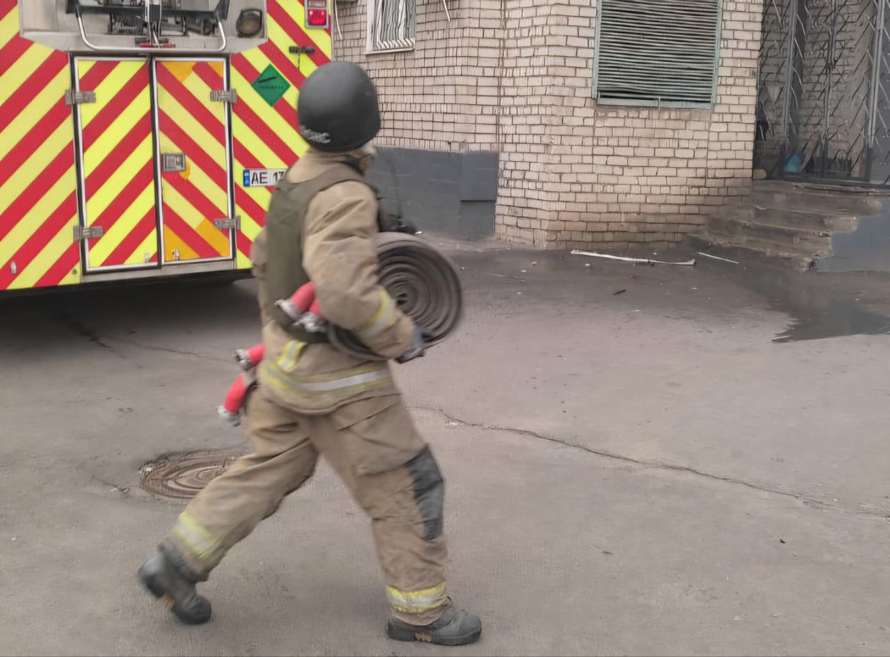 Рятувальник прямує до будинку, у якому сталося займання 