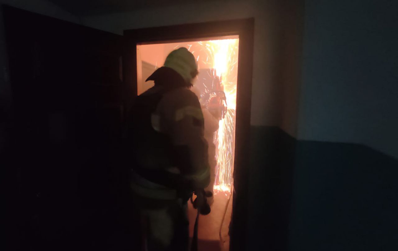 Пожежники працюють у квартирі