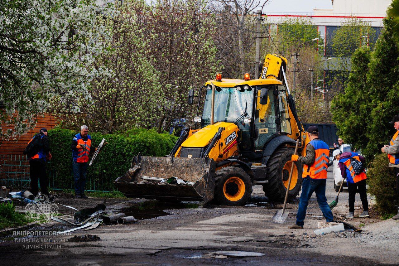 Комунальники прибирають на місці надзвичайної ситуації 