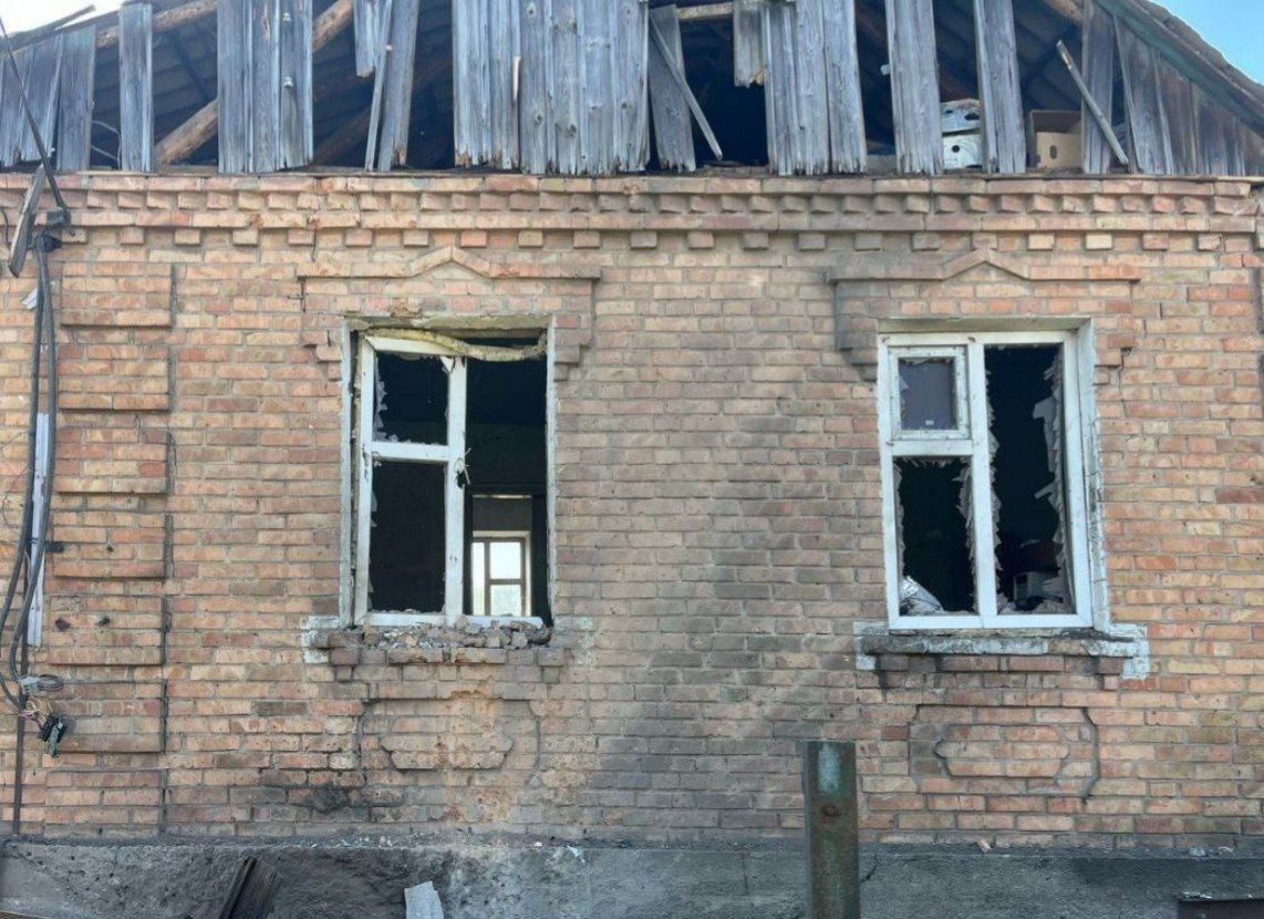 Приватний будинок після ворожого удару – посипалося віконне скло та пошкоджена покрівля