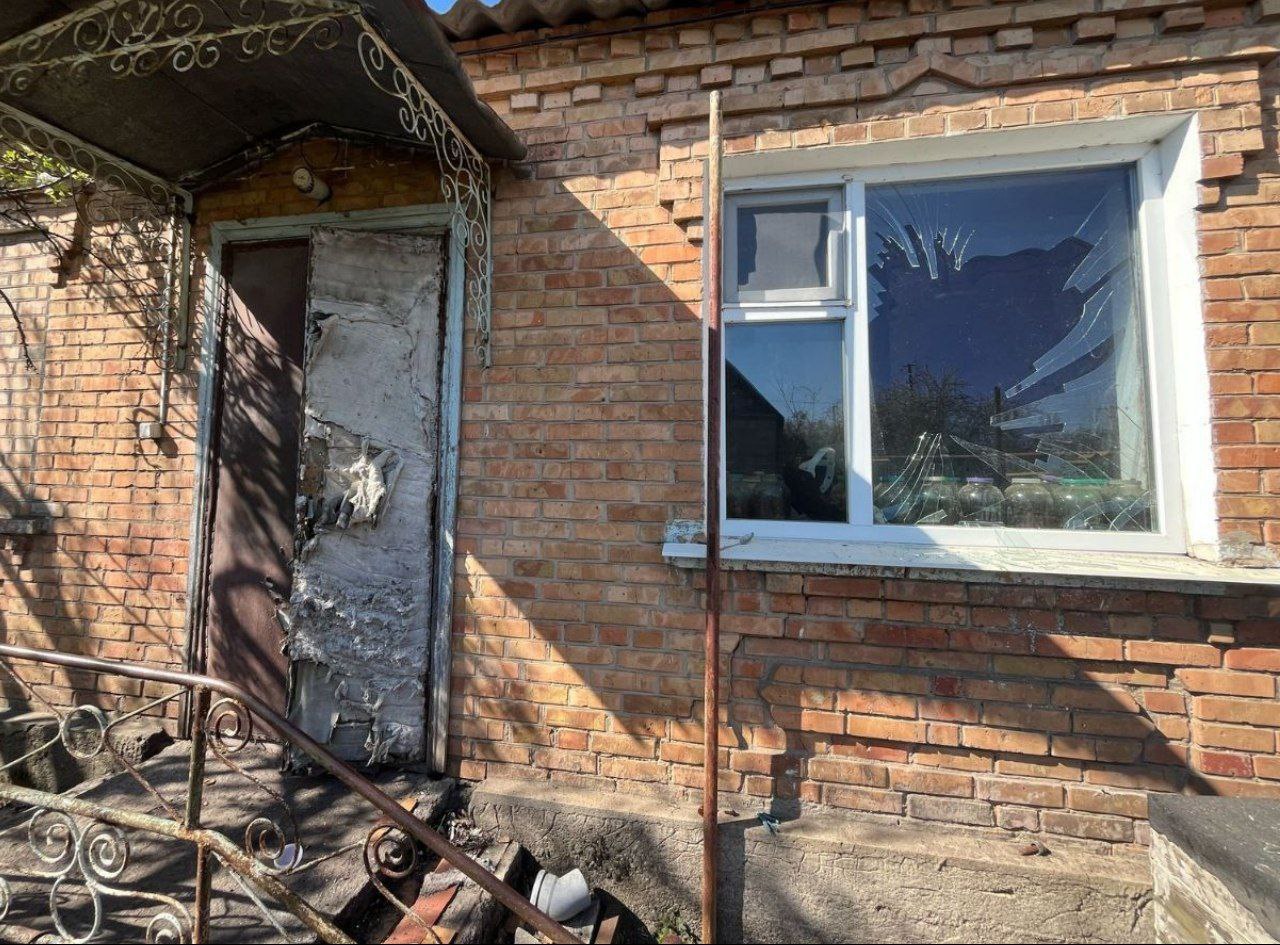 На Нікопольщині внаслідок атаки в одному з будинків побите вікно