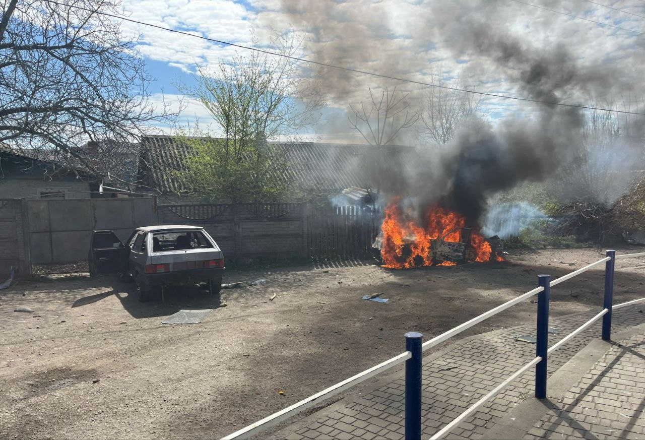 Після одного з ударів у Нікополі посеред дороги зайнялася машина