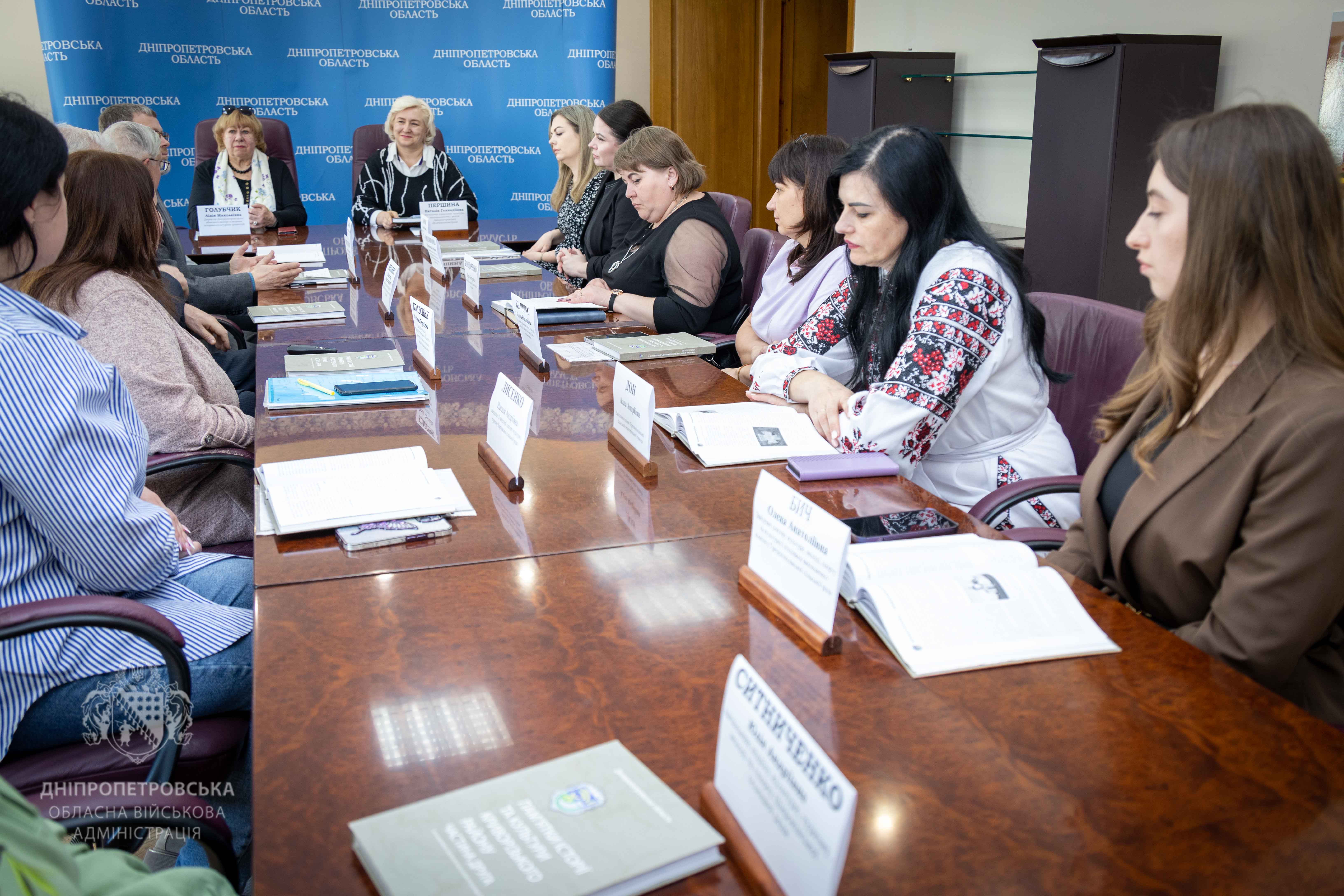 Учасники презентації за одним столом 