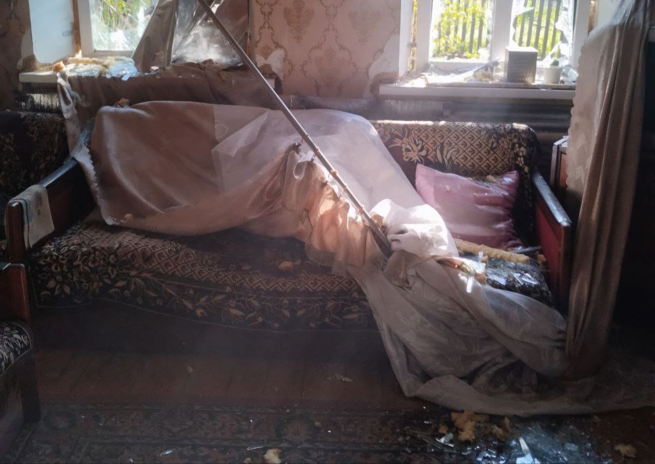 Кімната в уламках скла, зірвало штору