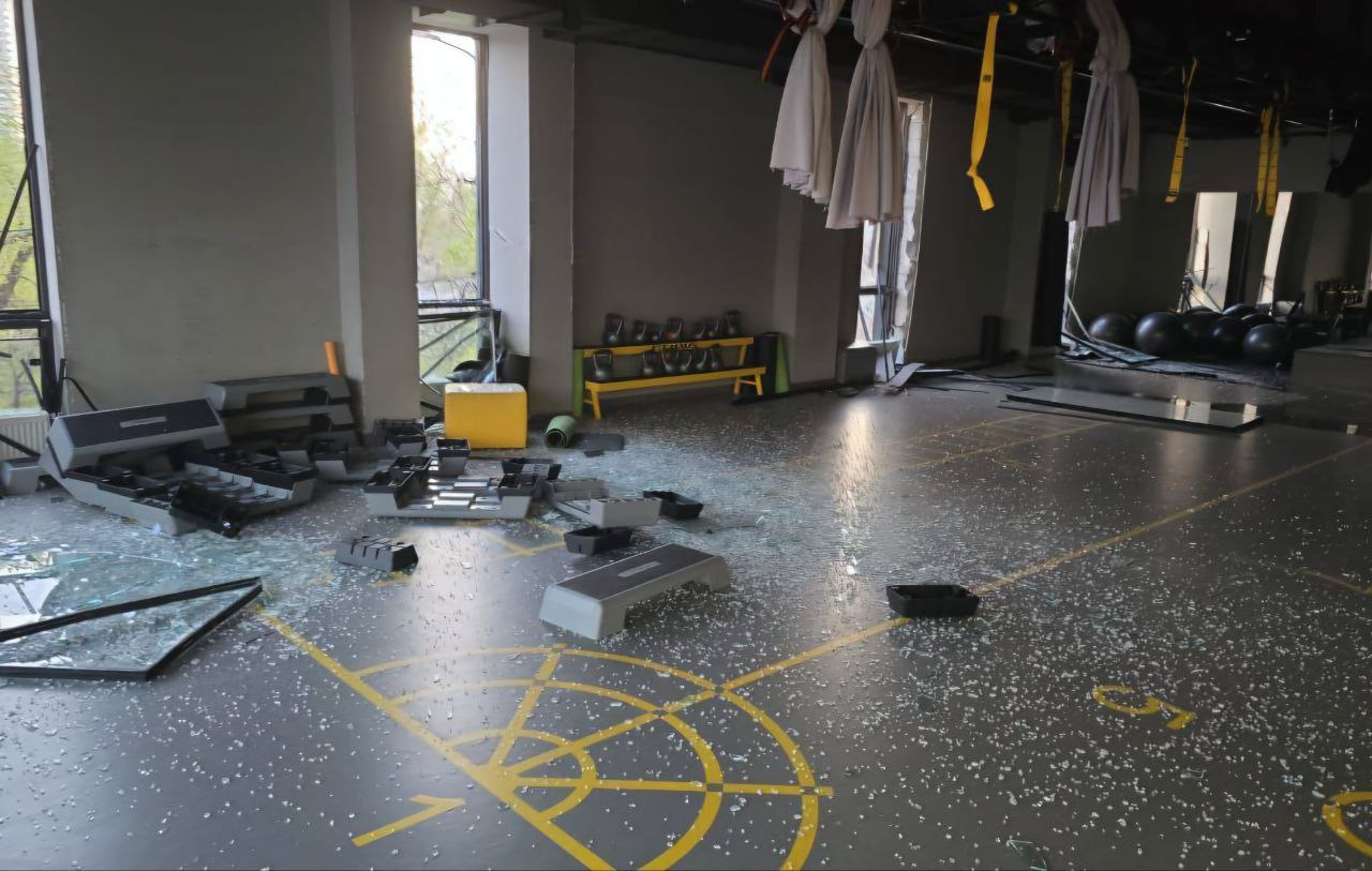 Спортзал увесь в уламках скла