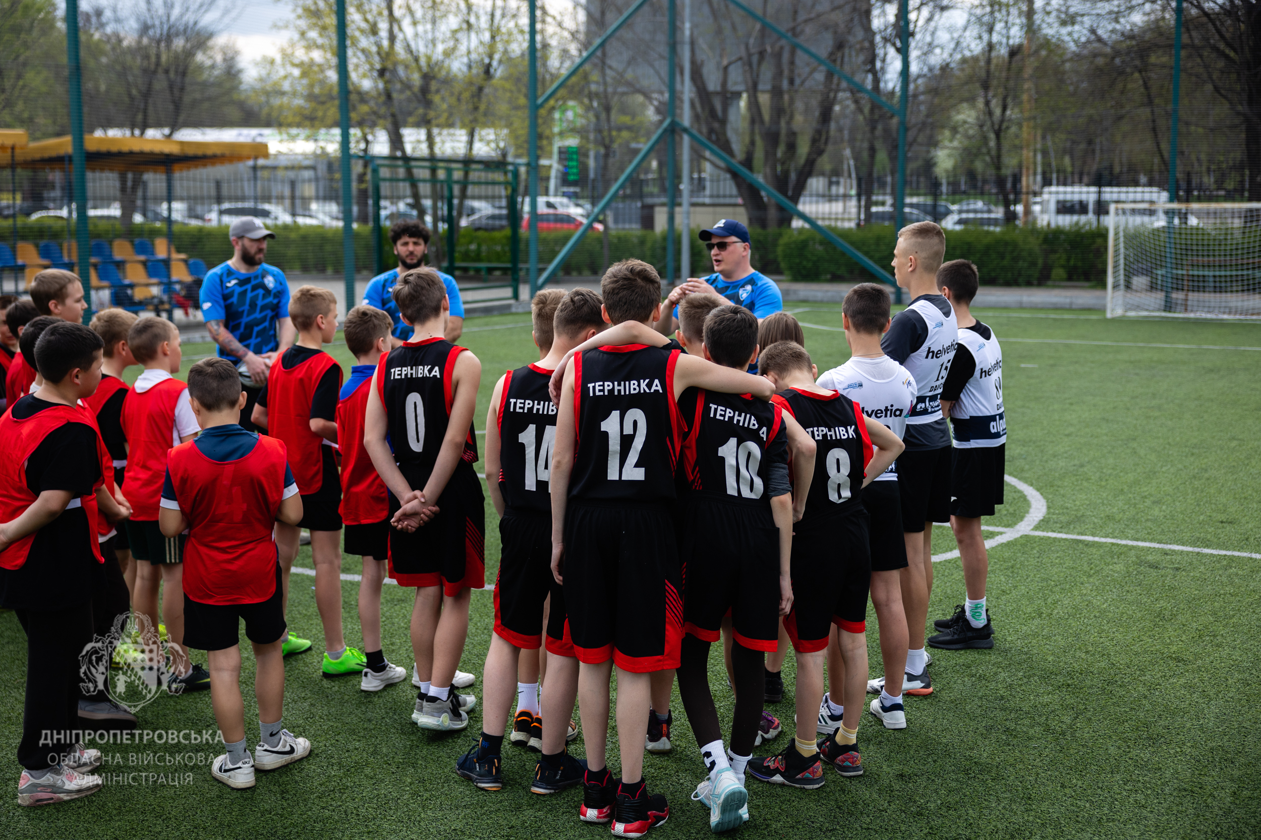 Команди, які долучилися до відкритого тренування, слухають настанови професіоналів