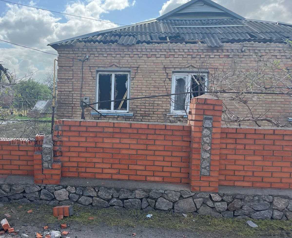 У хаті побиті вікна і дах, поряд - потрощений паркан