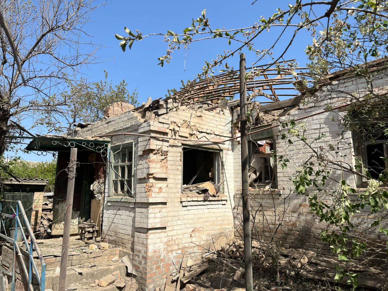 Потрощений приватний будинок - зруйнований дах, понівечені вікна та ґанок