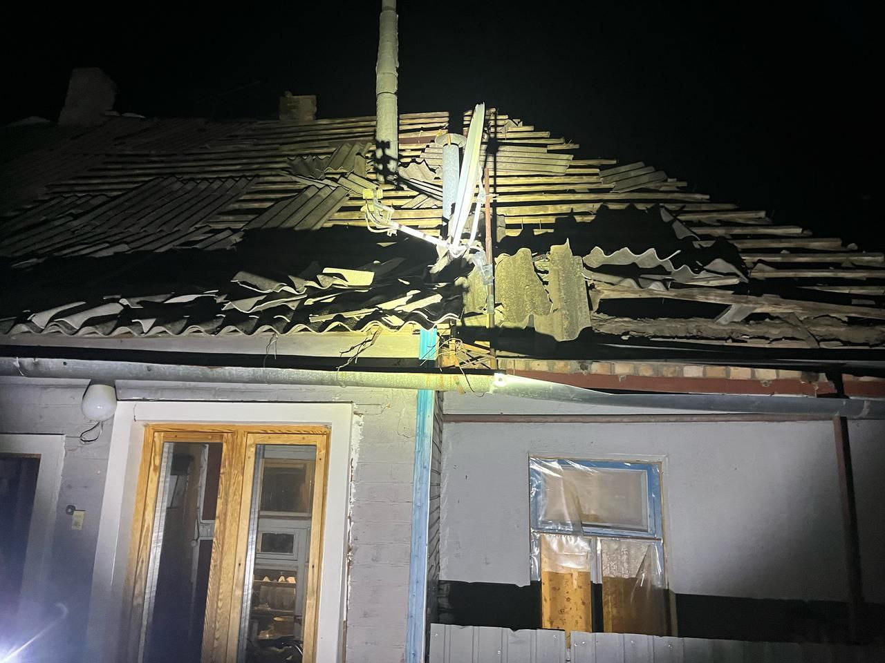 Понівечена покрівля хати