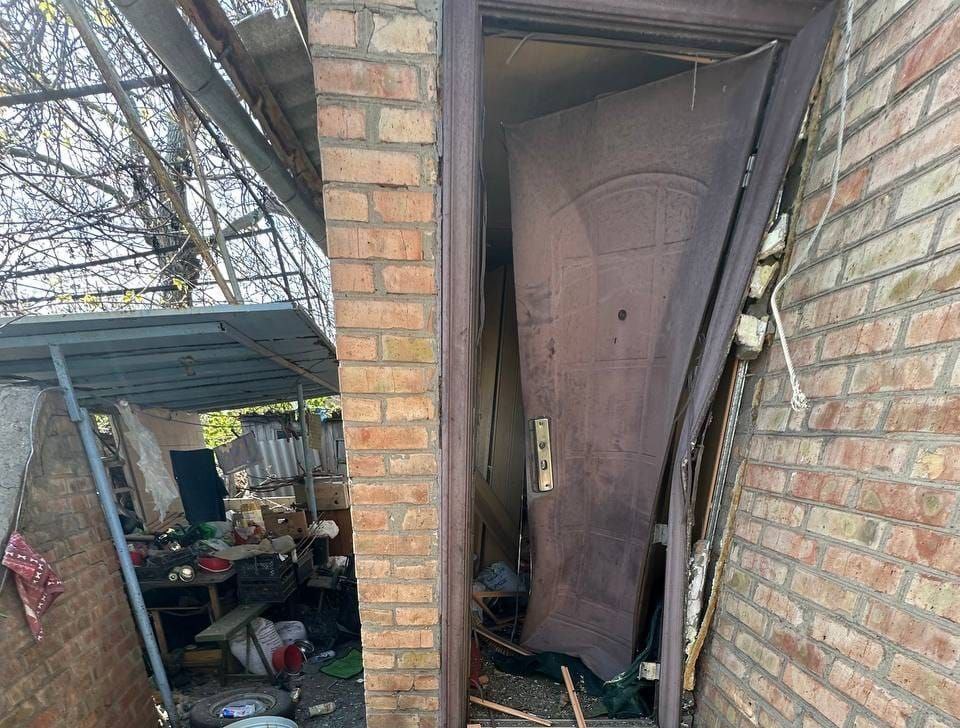 Понівечені вхідні двері до оселі 