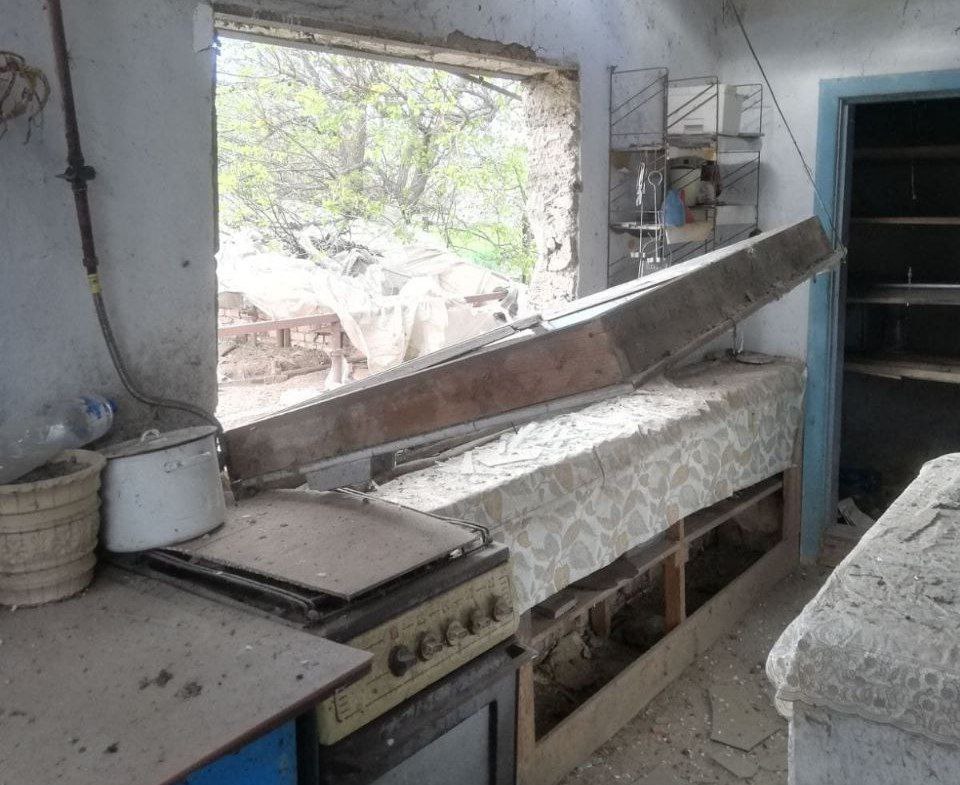 Вибуховою хвилею винесло віконну раму. Після цього вся кухня у будівельному смітті та пилу 