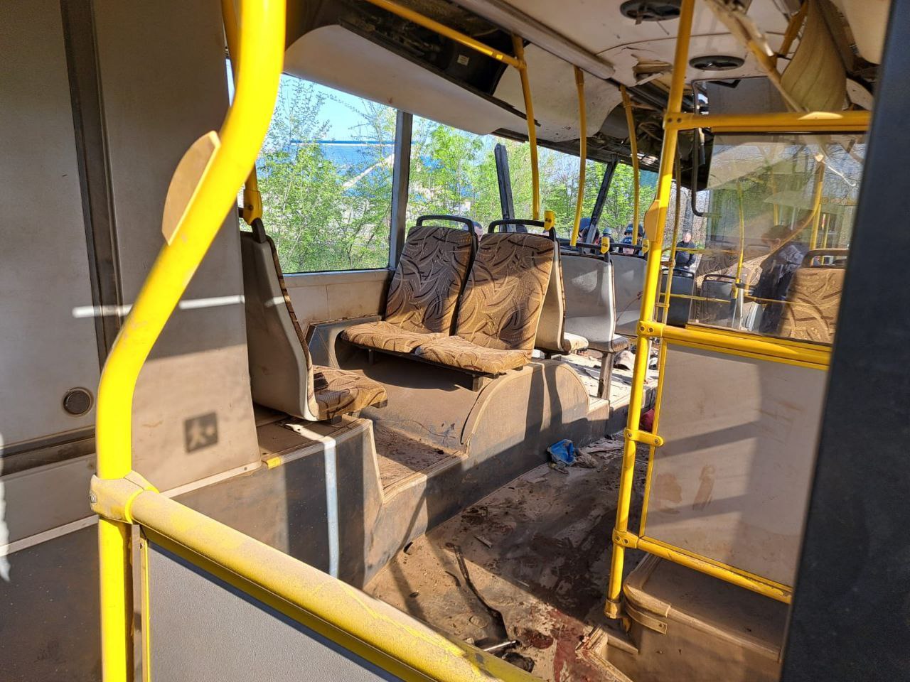 В автобусі, який віз працівників підприємства, все в крові та уламках скла