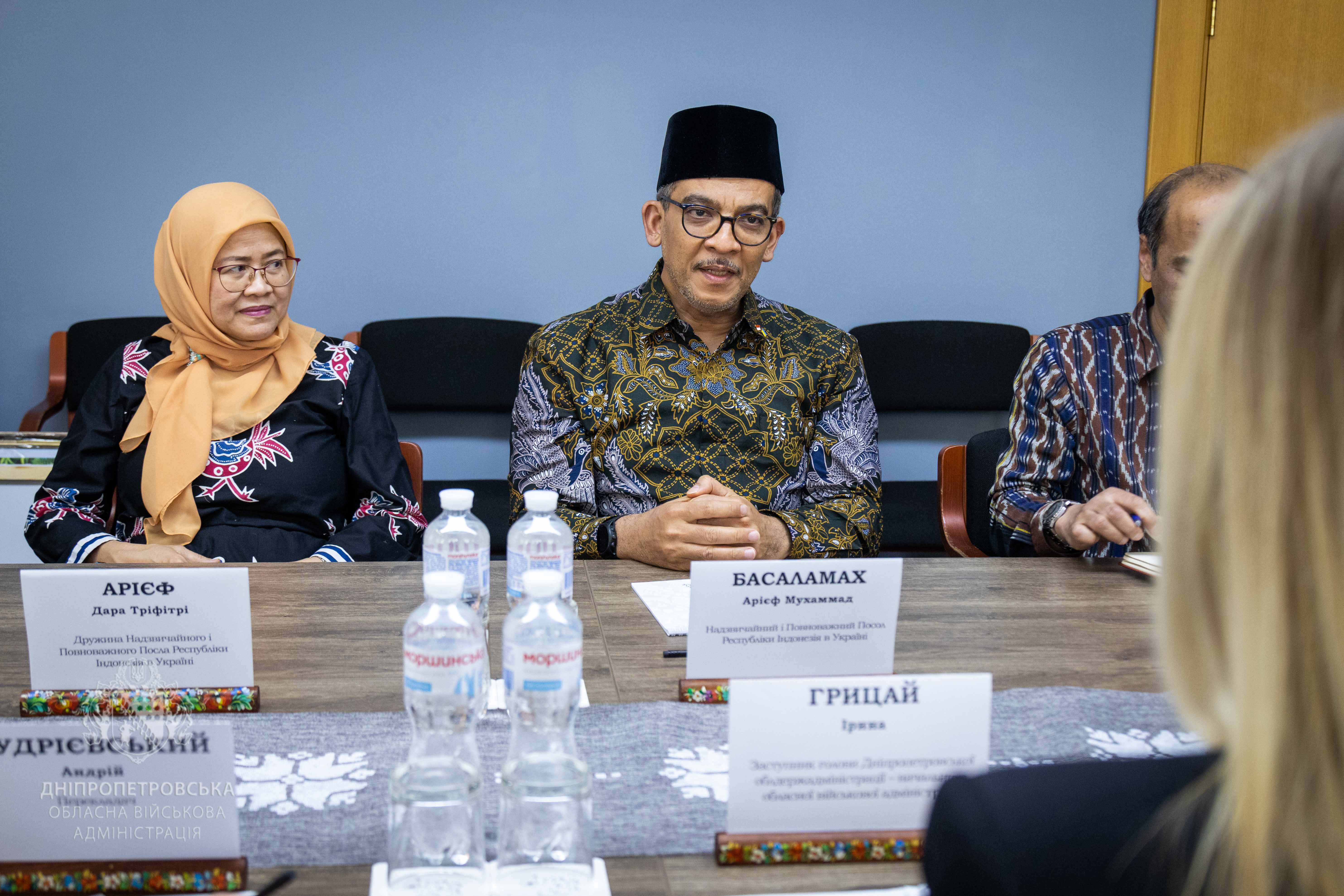 Надзвичайний і Повноважний Посол Республіки Індонезія в Україні Аріфа Мухаммада Бaсаламаха та його дружина