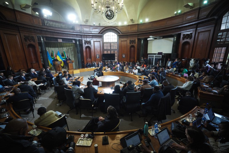 Президент України Володимир Зеленський та Президент ПАР Сиріл Рамафоса проводять зустріч із представниками ЗМІ