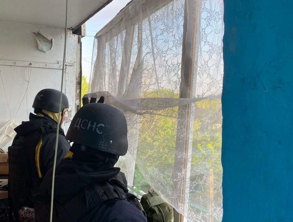 Рятувальники оглядають побитий балкон