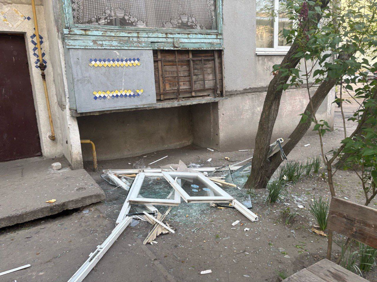 Вибита віконна рама лежить біля будинка