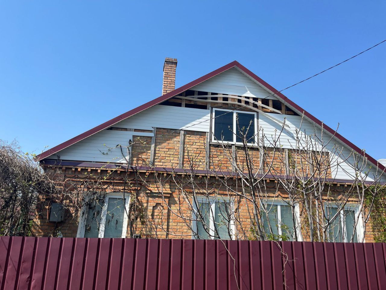 У хаті понівечений дах