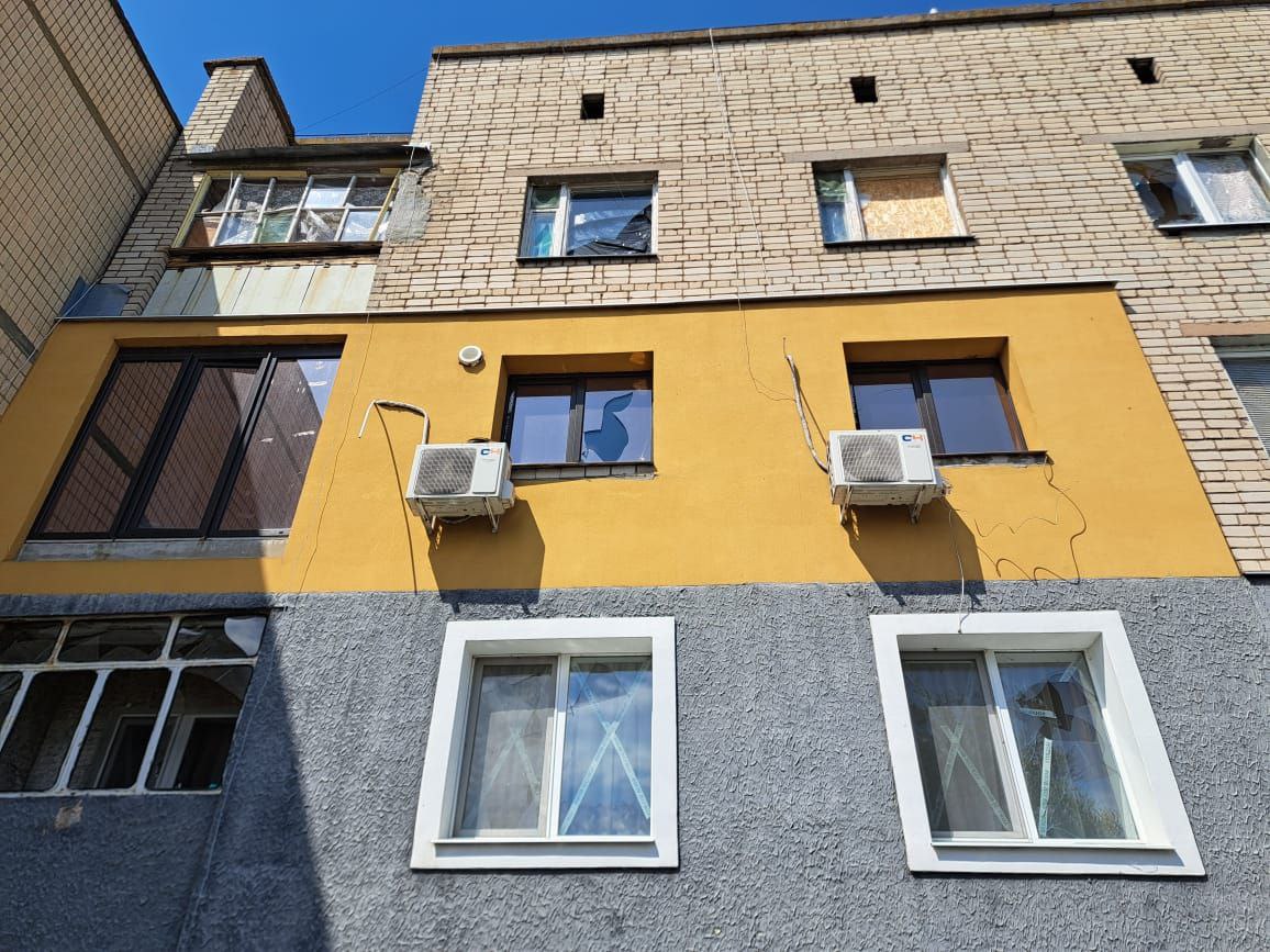 У п'ятиповерхівці понівечені вікна.